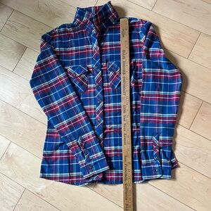 Kohl woman long sleeve shirt.